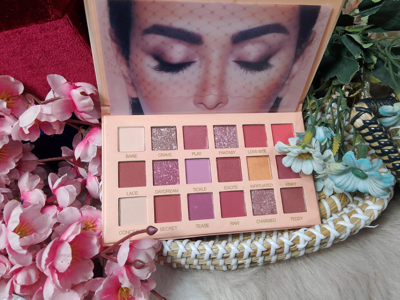 18 Colors eyeshadow pallete Glitter Makeup Matte Eye shadow make up palette
